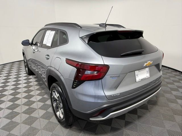 Used 2025 Chevrolet Trax LT w/ LT Convenience Package image 4