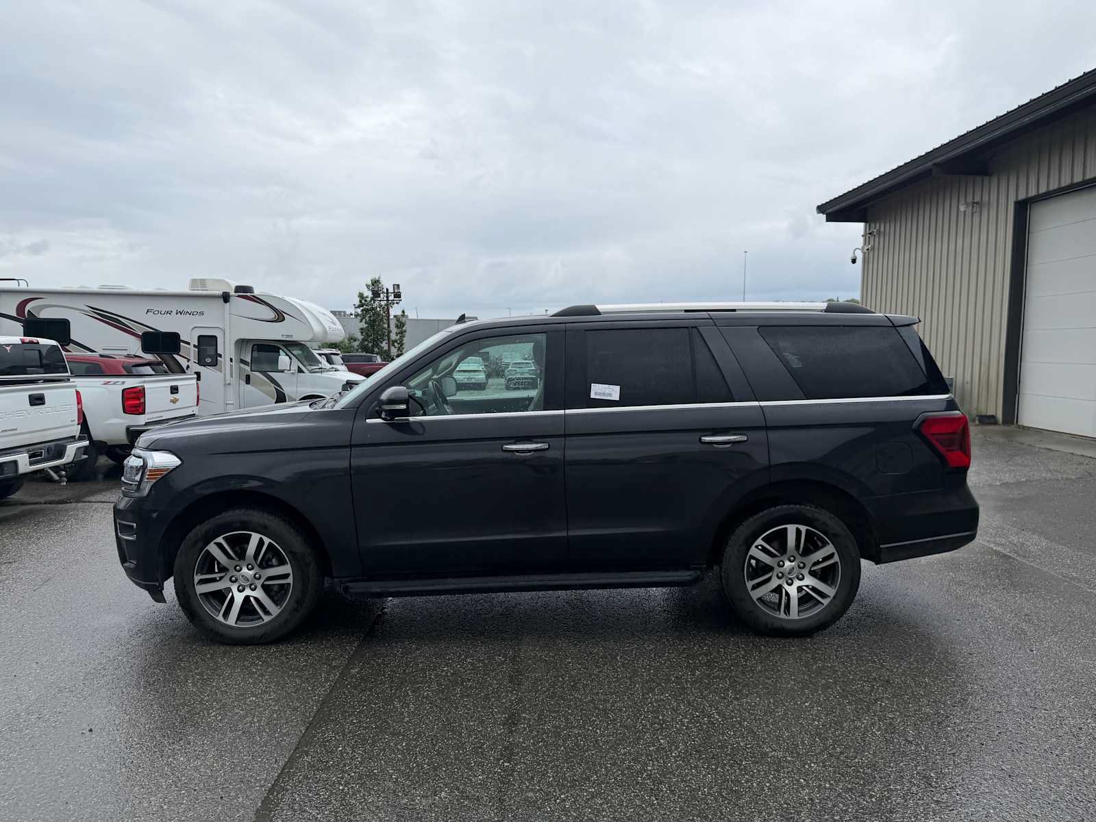 Used 2024 Ford Expedition Limited AWD/4WD image 2
