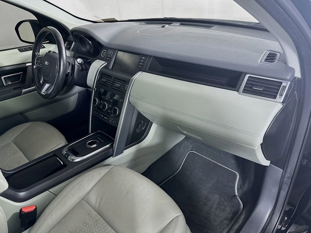 Used 2018 Land Rover Discovery Sport SE image 30