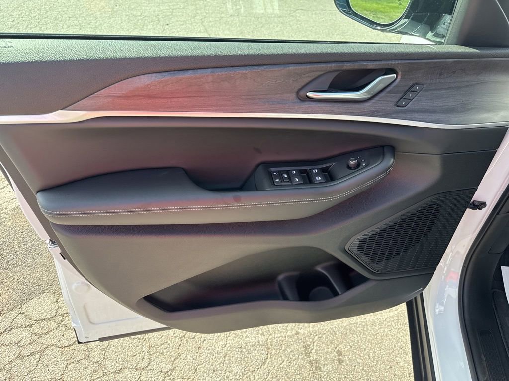 New 2025 Jeep Grand Cherokee L Limited w/ Black Appearance Package image 23