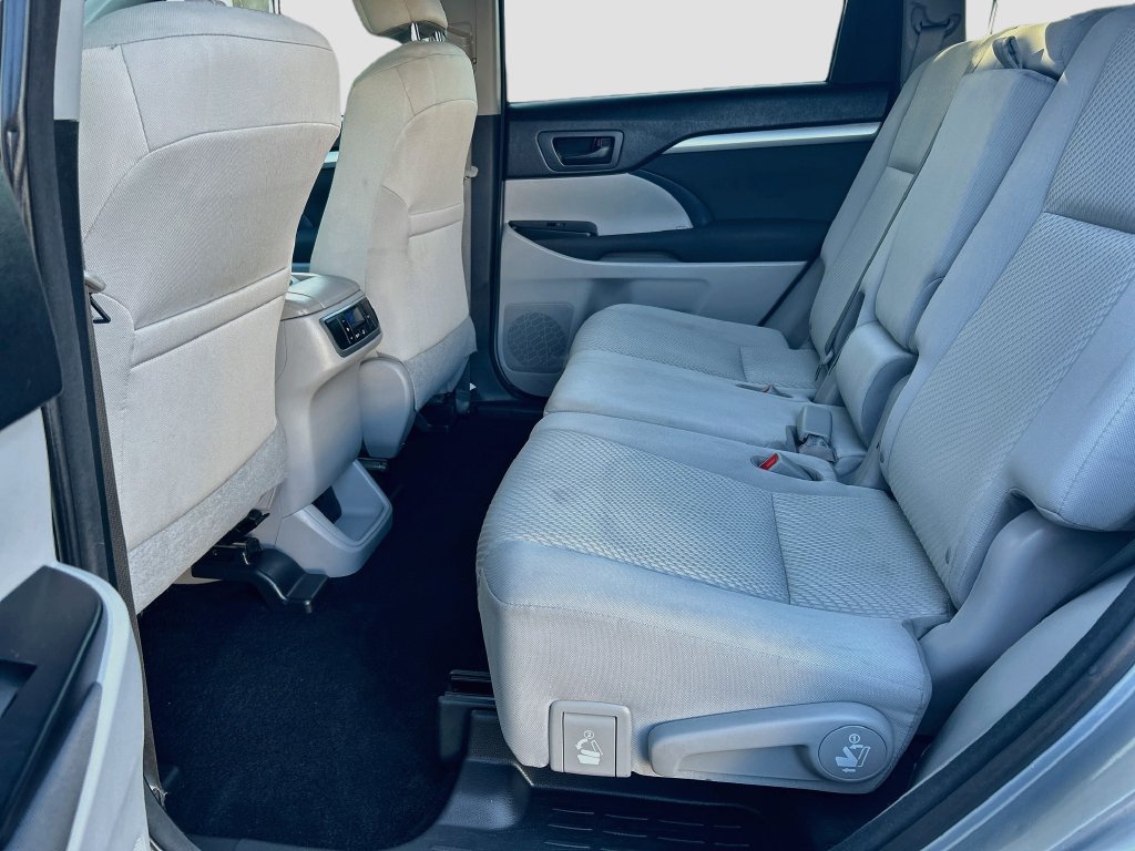 Used 2016 Toyota Highlander LE AWD/4WD image 22