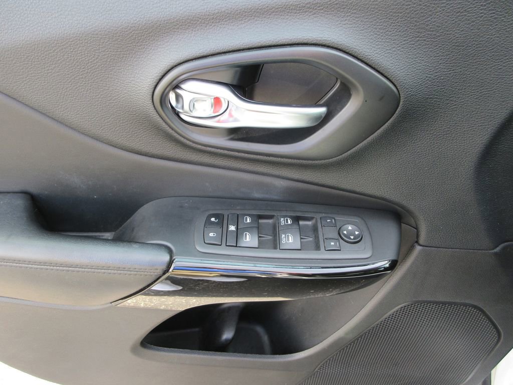 Used 2021 Jeep Cherokee Latitude Plus image 21