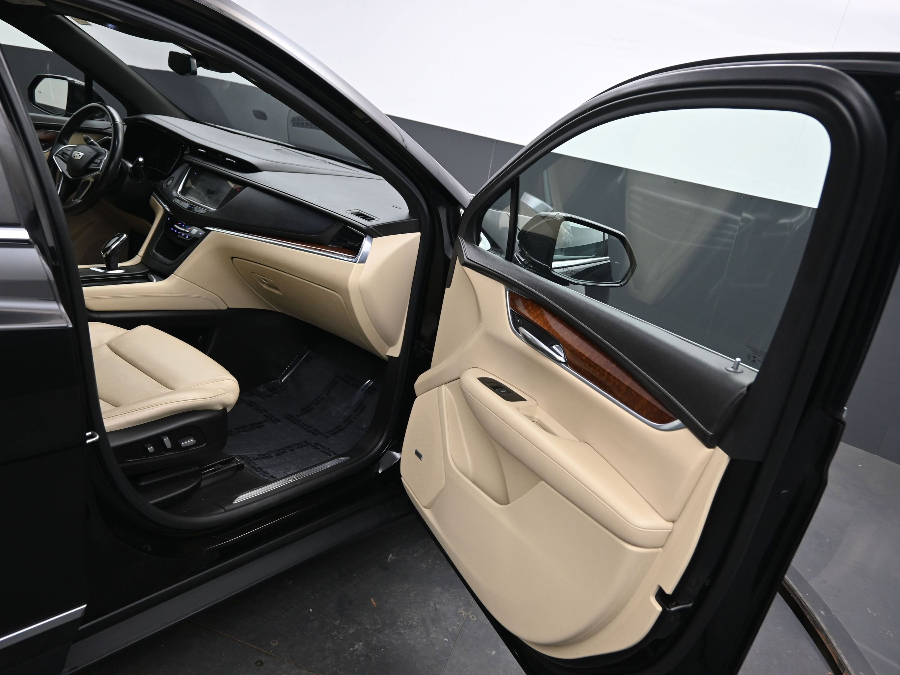 Used 2018 Cadillac XT5 Luxury w/ Driver Awareness Package image 10