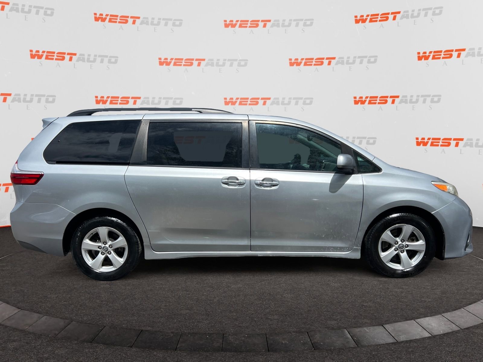 Used 2019 Toyota Sienna LE w/ LE Preferred Package FWD image 6