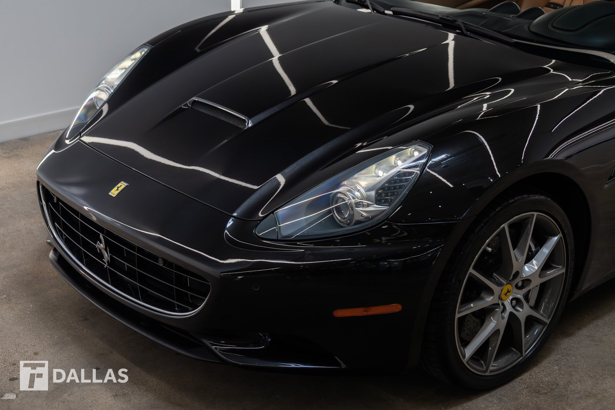 Used 2011 Ferrari California RWD image 7