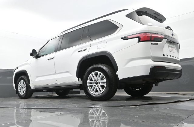 Used 2023 Toyota Sequoia SR5 w/ SR5 Premium Package RWD image 28