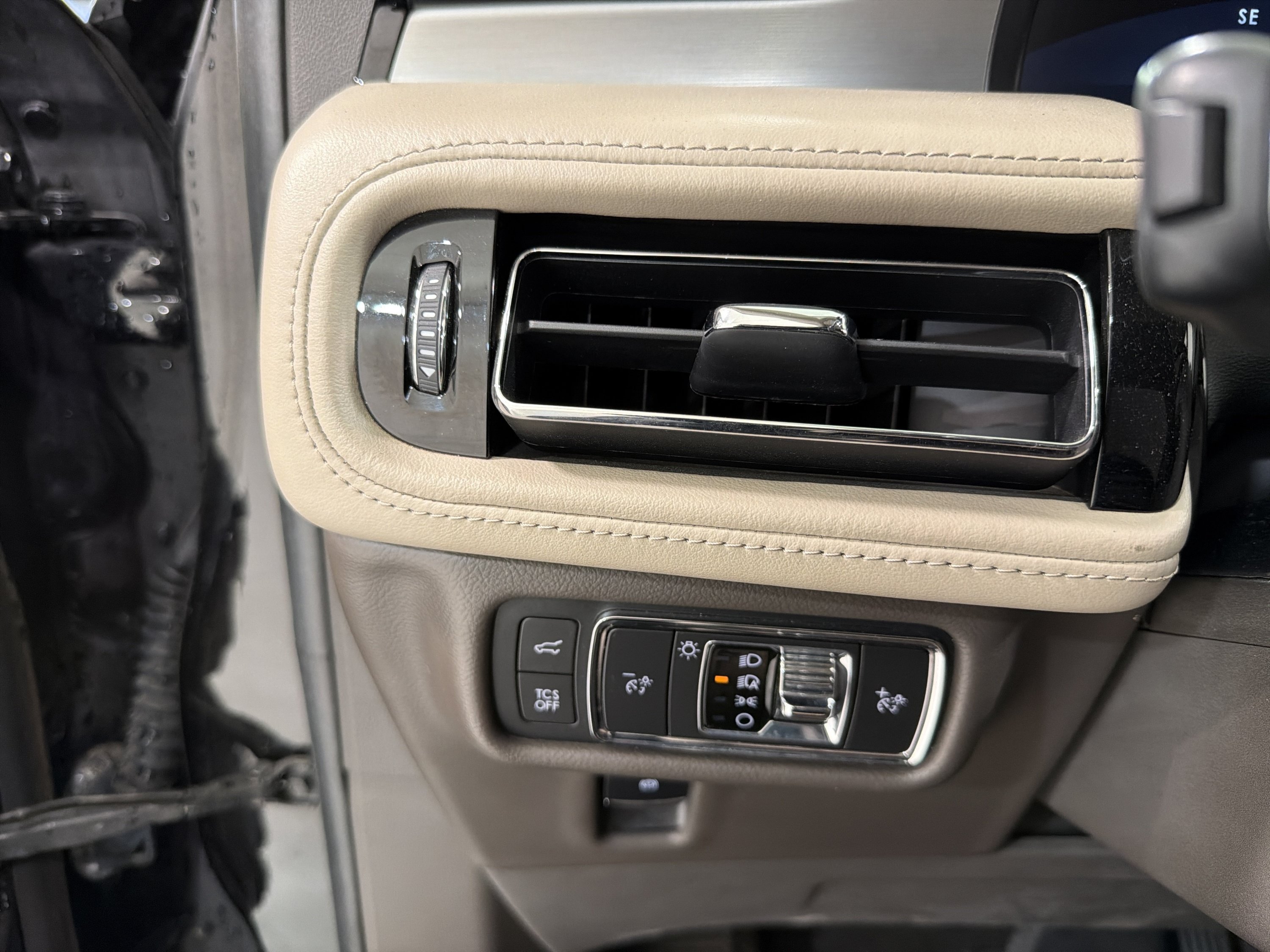 Used 2021 Lincoln Nautilus FWD w/ Equipment Group 101A image 19