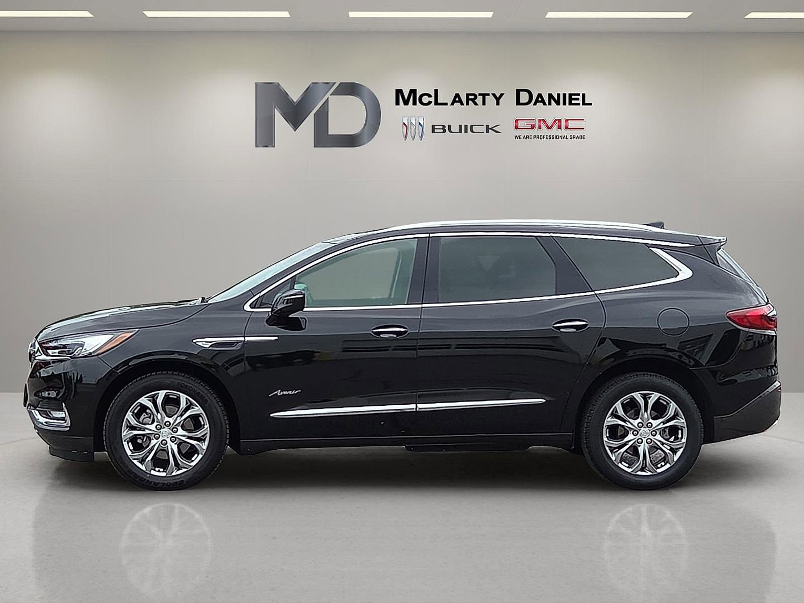Used 2019 Buick Enclave Avenir w/ Avenir Technology Package AWD/4WD image 3
