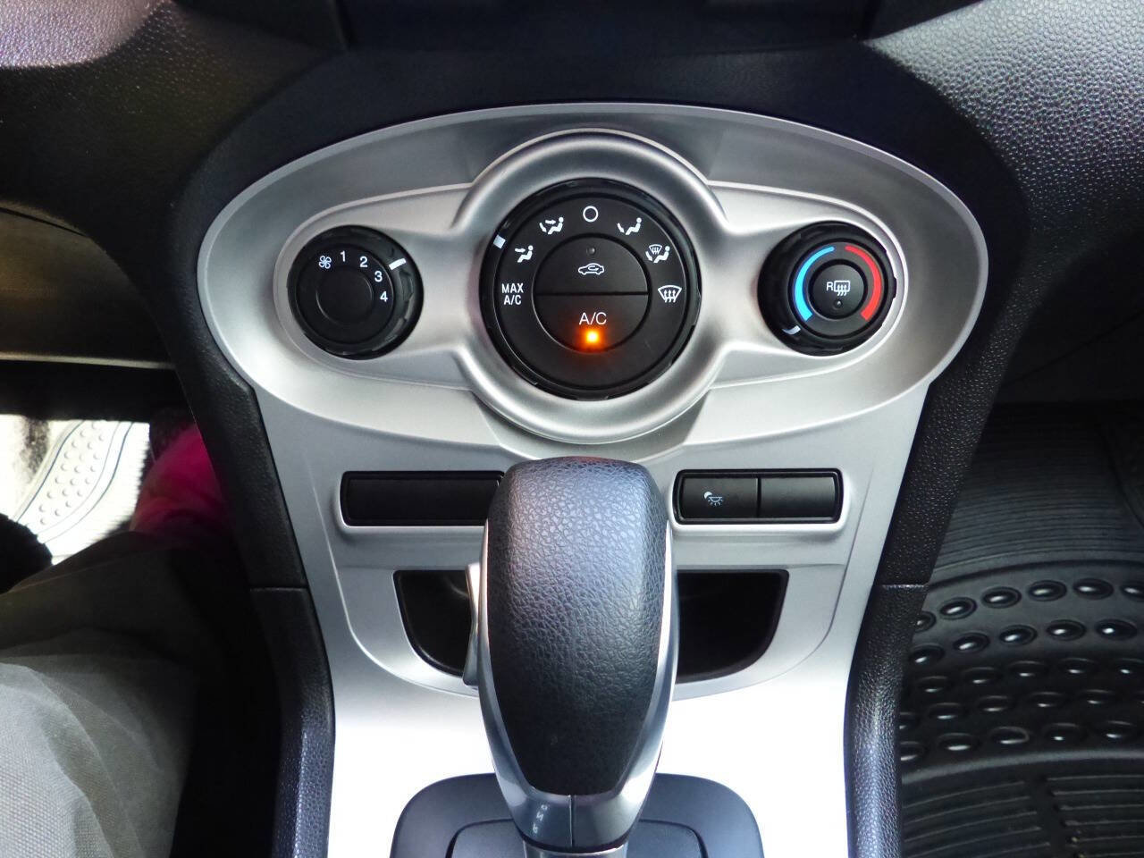 Used 2017 Ford Fiesta SE image 43