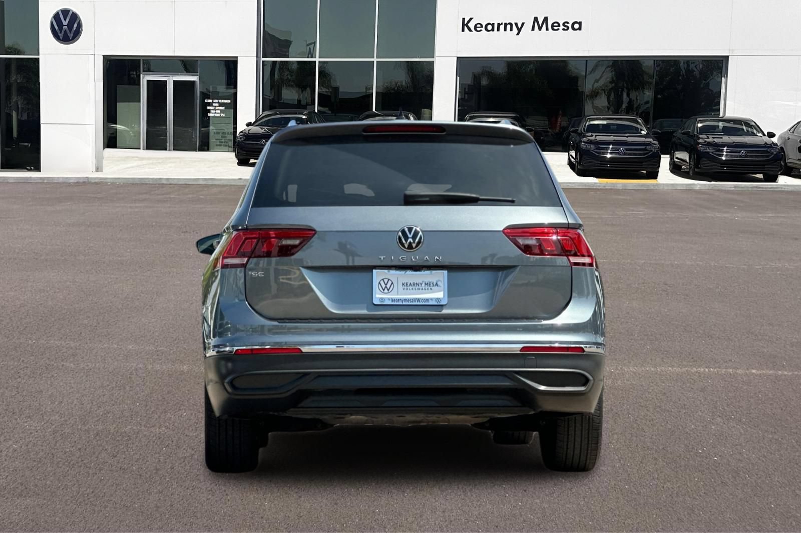 Used 2023 Volkswagen Tiguan SE w/ Panoramic Sunroof Package FWD image 5