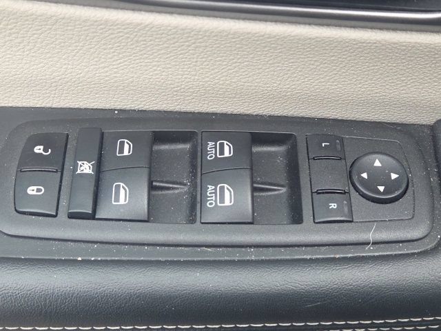 Used 2023 Chrysler Pacifica Touring-L FWD image 27