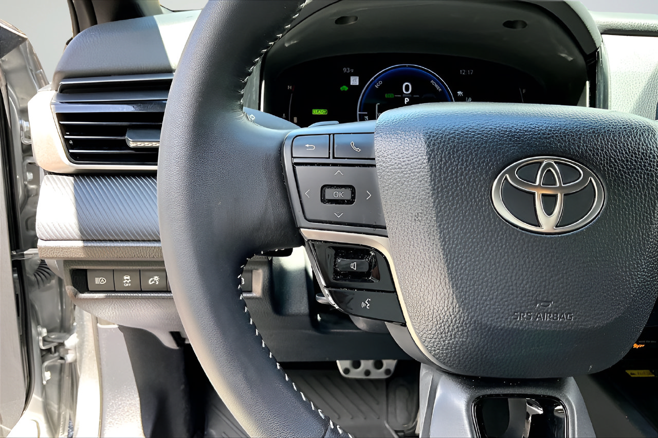 Used 2026 Toyota Camry SE FWD image 10