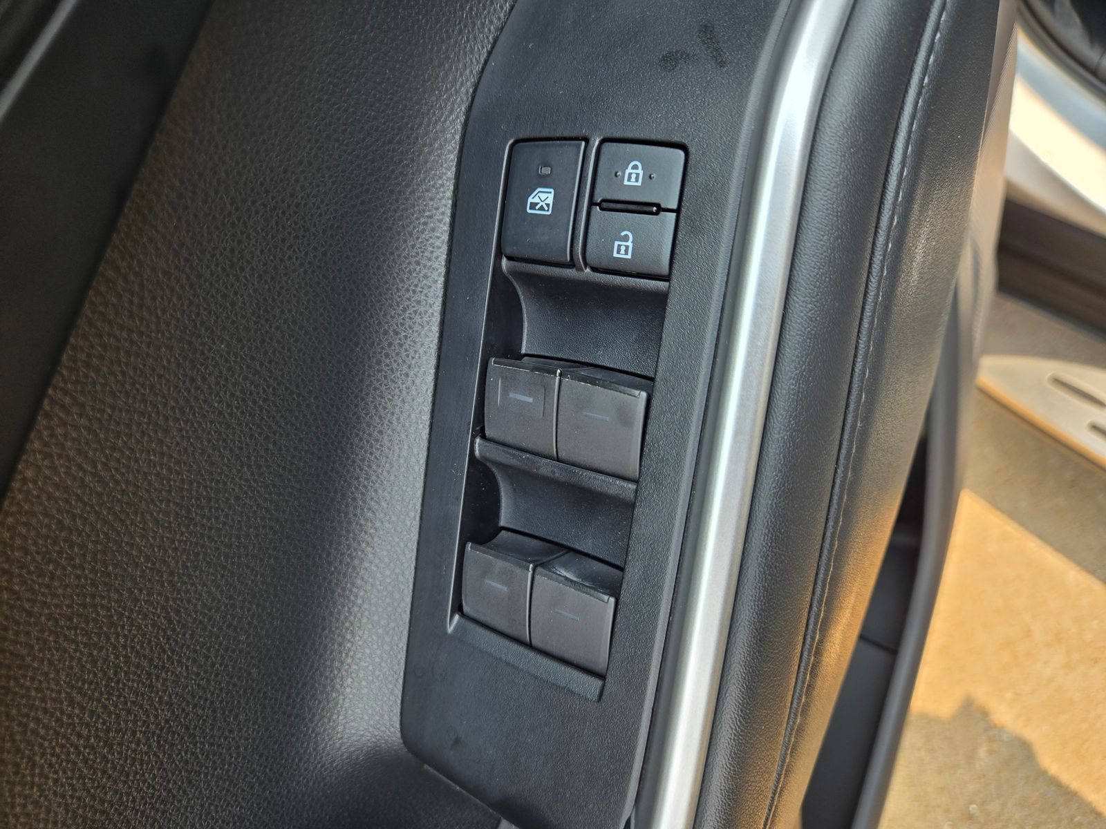Used 2022 Toyota Highlander XLE FWD image 33