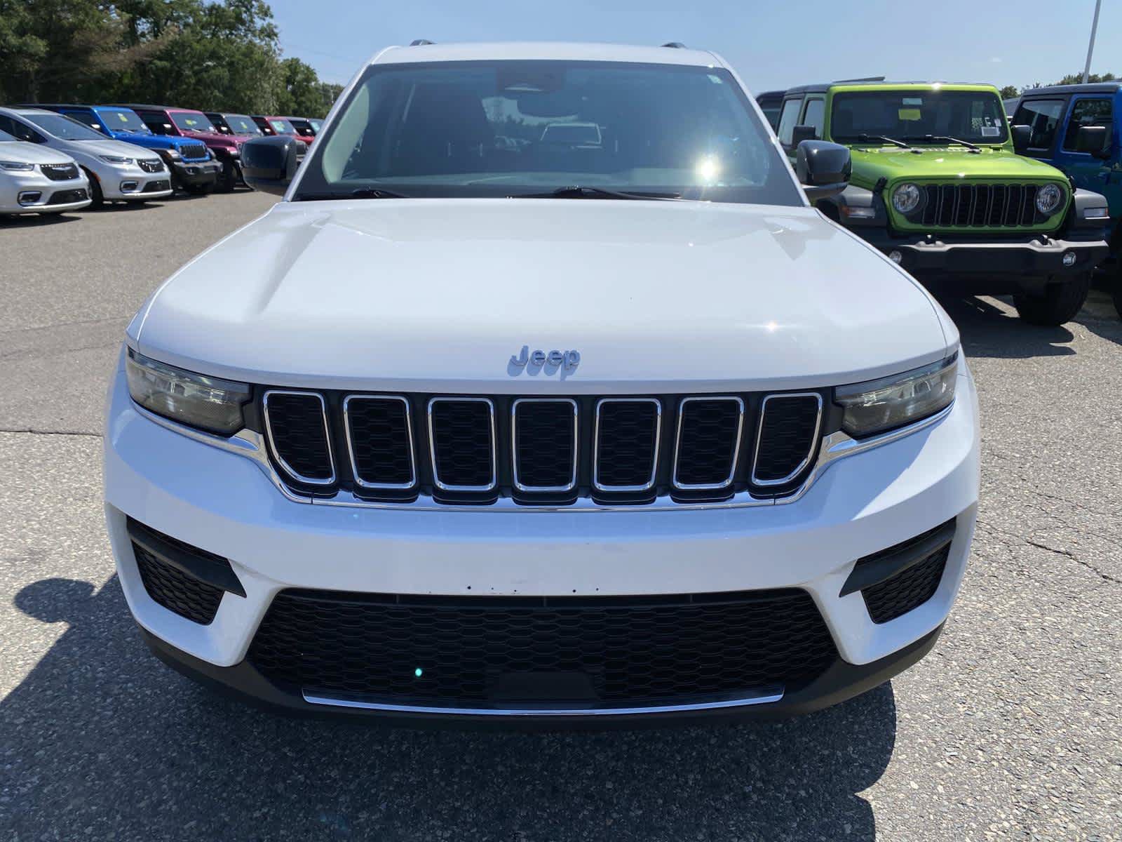 Used 2023 Jeep Grand Cherokee Laredo w/ Luxury Tech Group I AWD/4WD image 10