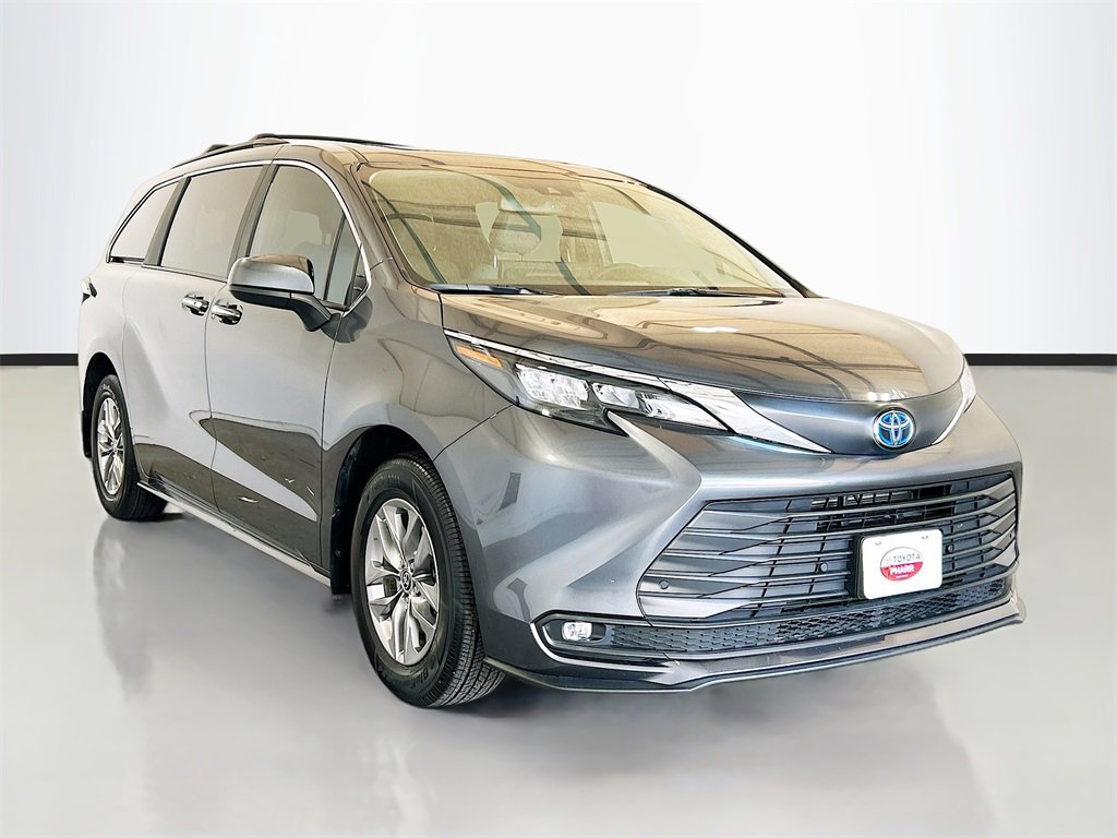 Used 2025 Toyota Sienna XLE image 3