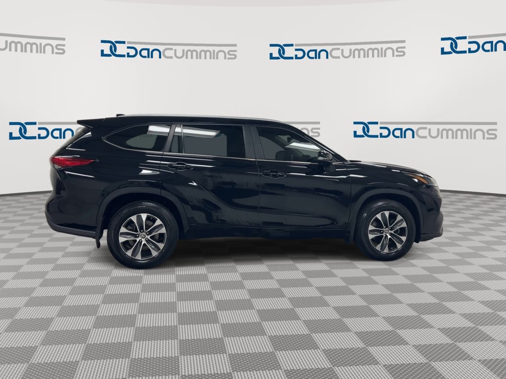Used 2023 Toyota Highlander XLE AWD/4WD image 9