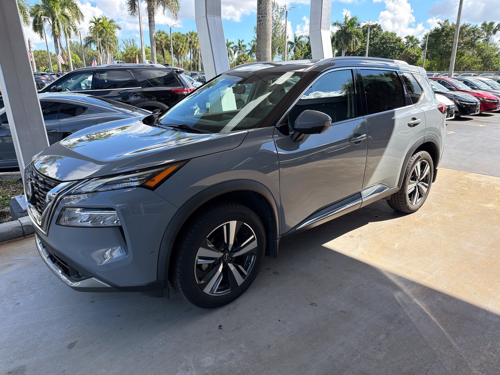 Used 2022 Nissan Rogue SL w/ SL Premium Package FWD image 2