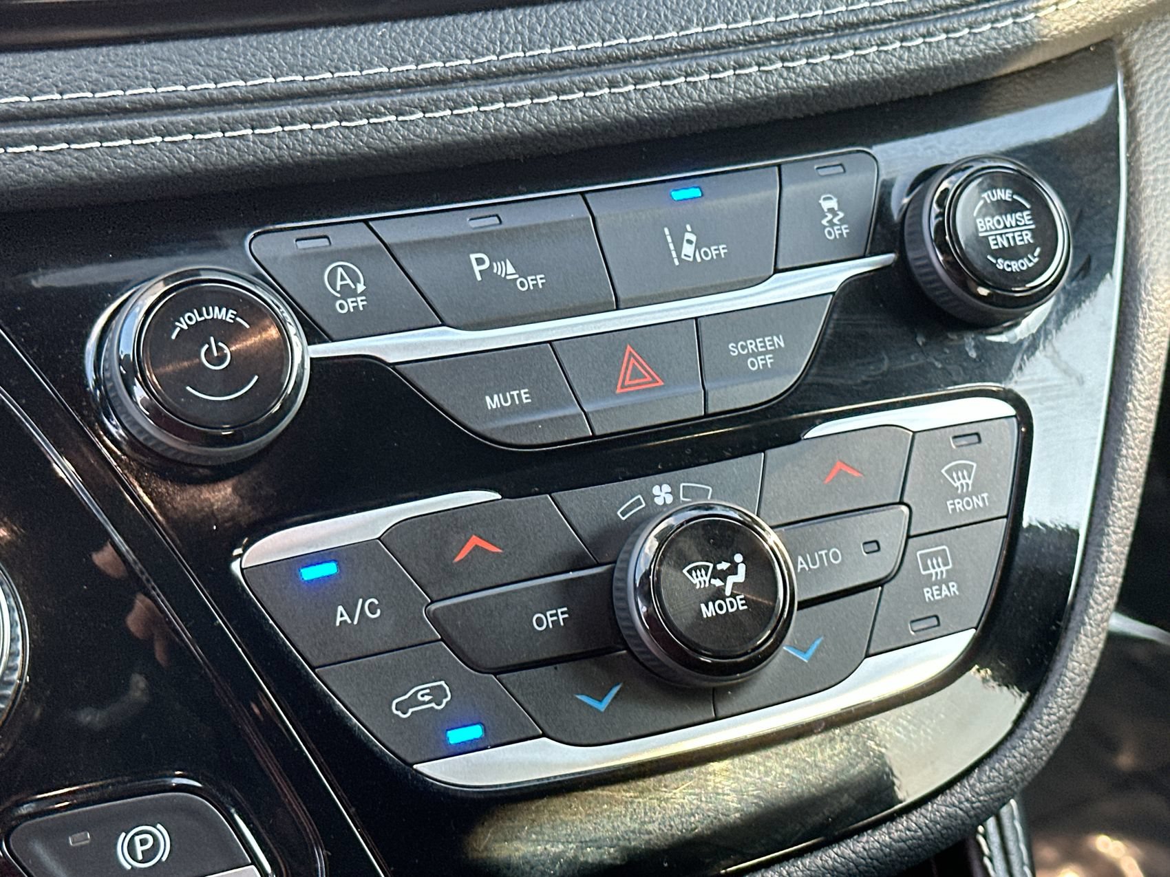 Used 2025 Chrysler Pacifica Limited image 19