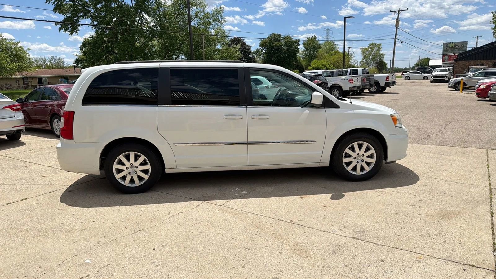 Used 2014 Chrysler Town & Country Touring FWD image 7