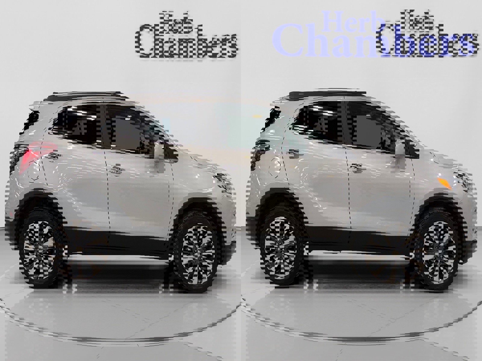 Used 2022 Buick Encore Preferred image 2