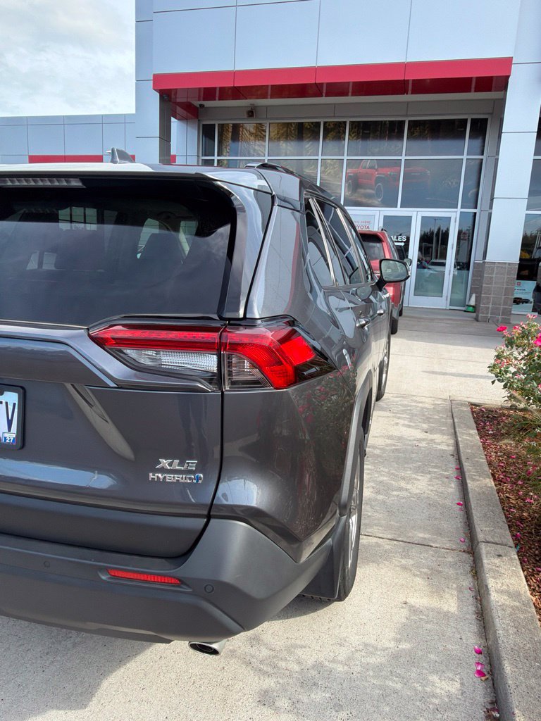 Used 2021 Toyota RAV4 XLE Premium AWD/4WD image 4