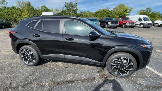 New 2026 Chevrolet Trax RS w/ Sunroof Package FWD image 3
