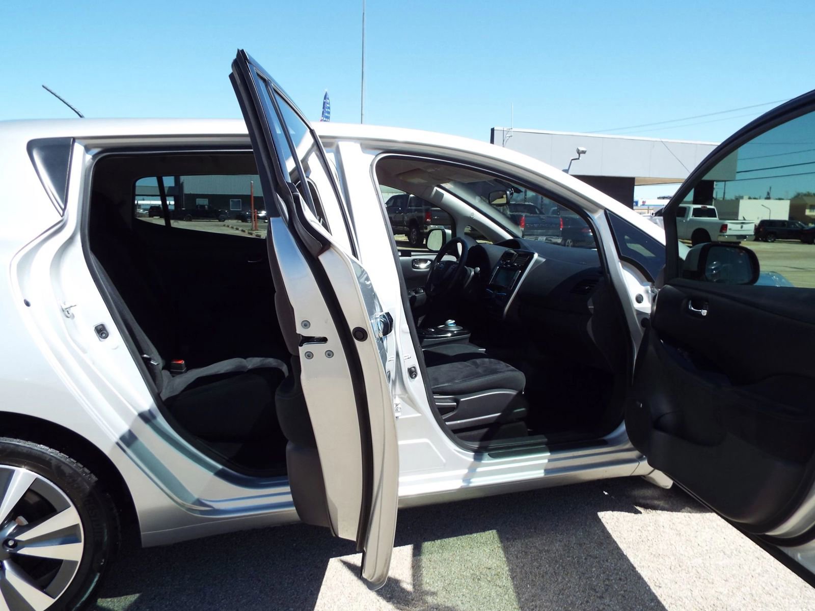 Used 2016 Nissan Leaf SV w/ Premium Package image 19