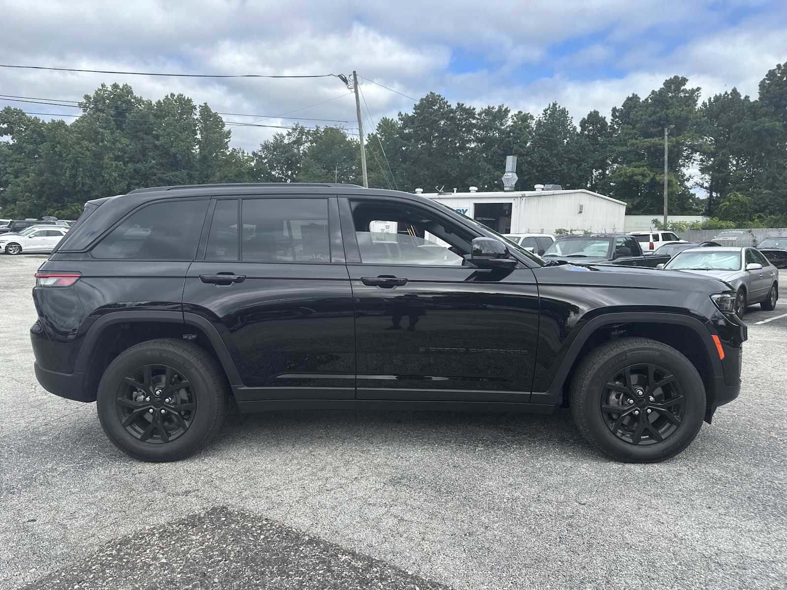 Used 2024 Jeep Grand Cherokee Altitude image 4