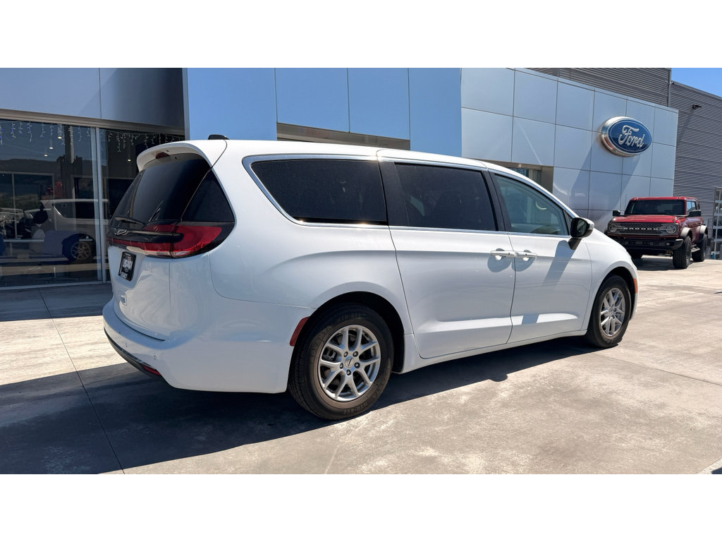 Used 2023 Chrysler Pacifica Touring-L FWD image 9