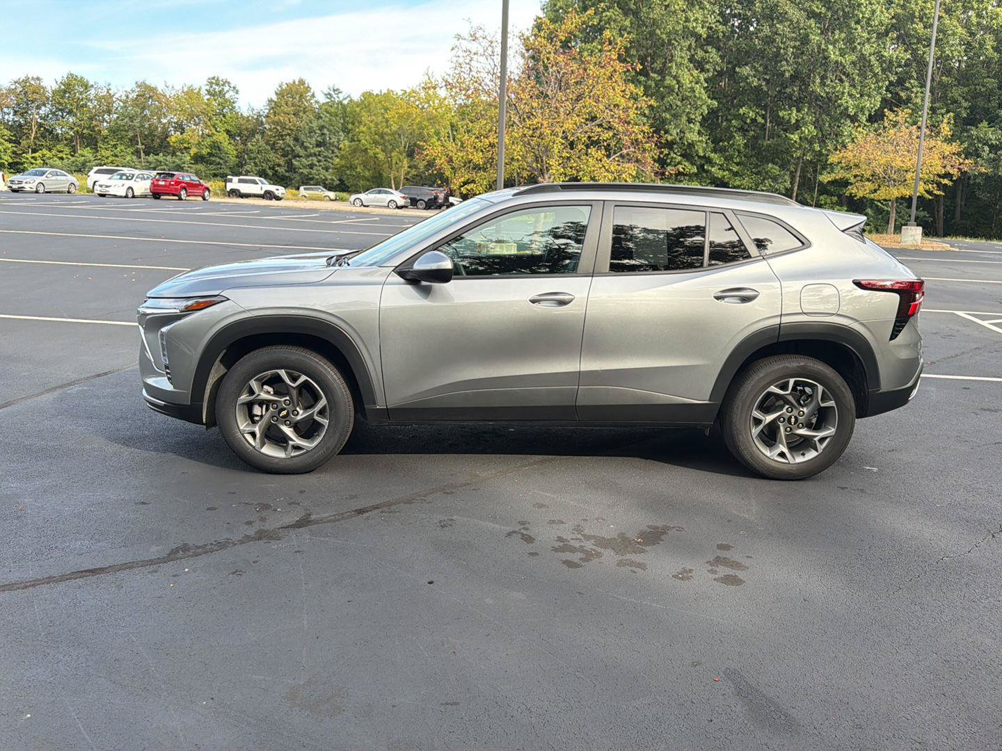 Used 2025 Chevrolet Trax LT FWD image 4