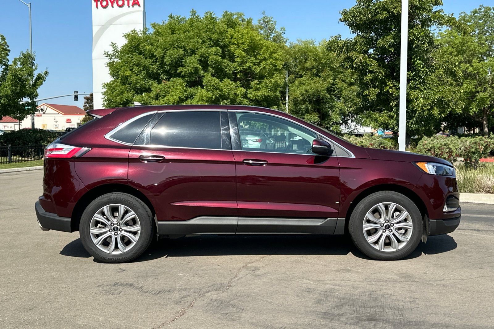 Used 2024 Ford Edge Titanium image 3