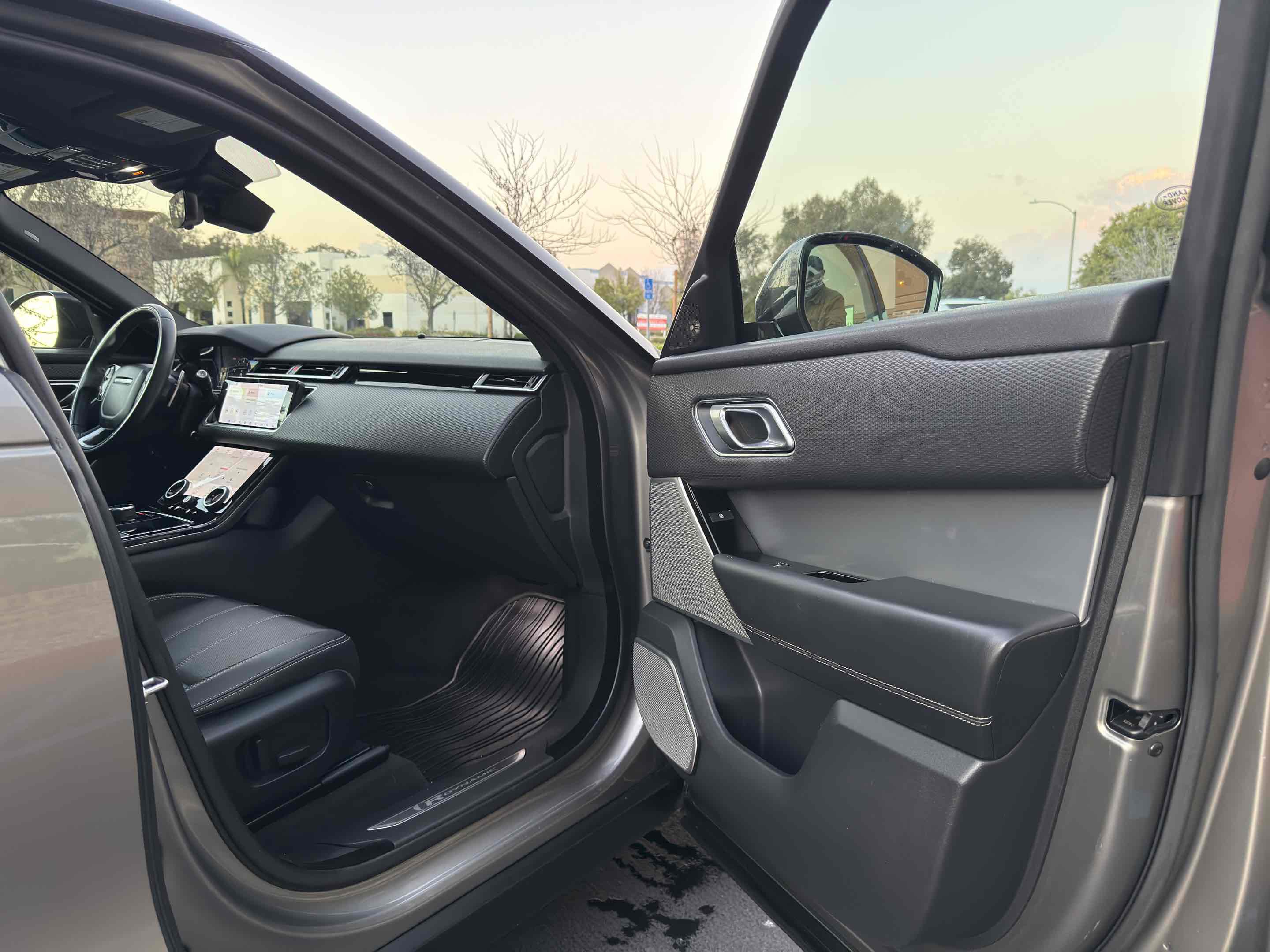 Used 2018 Land Rover Range Rover Velar R-Dynamic SE image 65