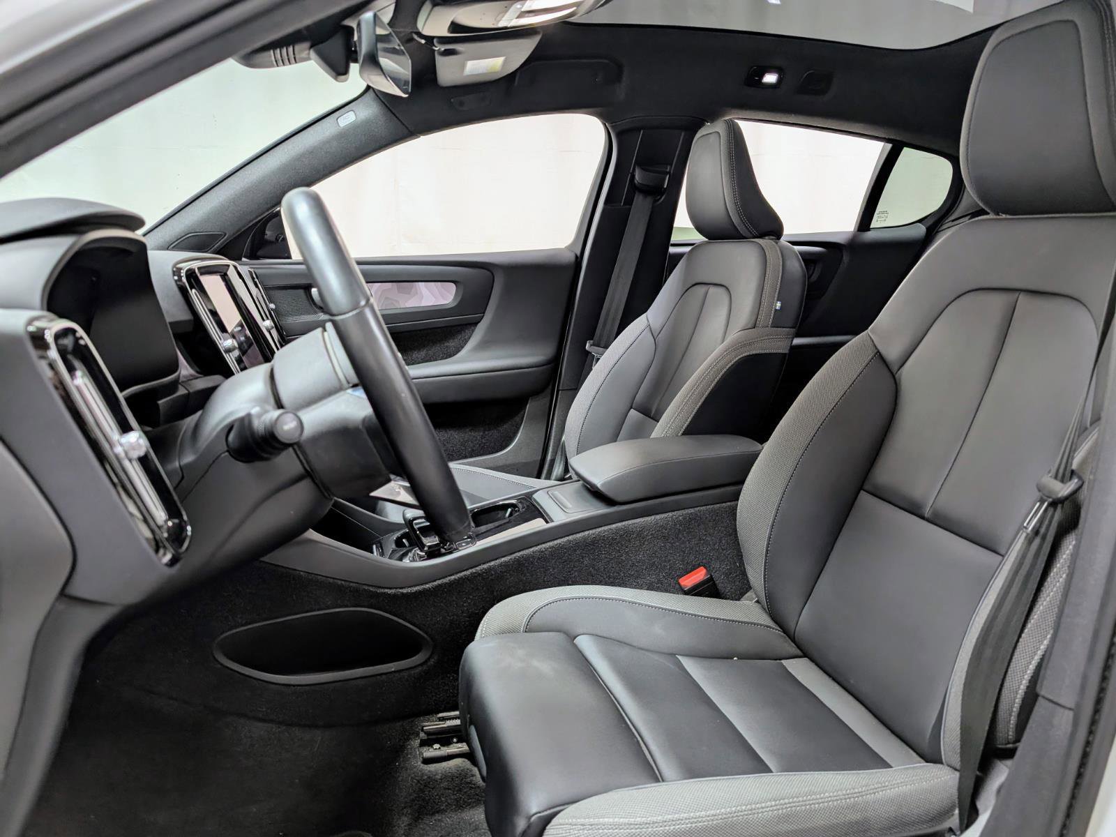 Used 2023 Volvo C40 Recharge Core image 15