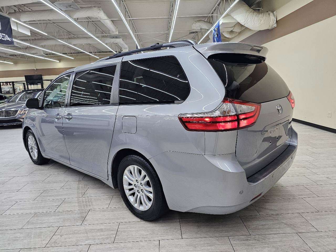 Used 2015 Toyota Sienna XLE w/ XLE Navigation Package FWD image 8
