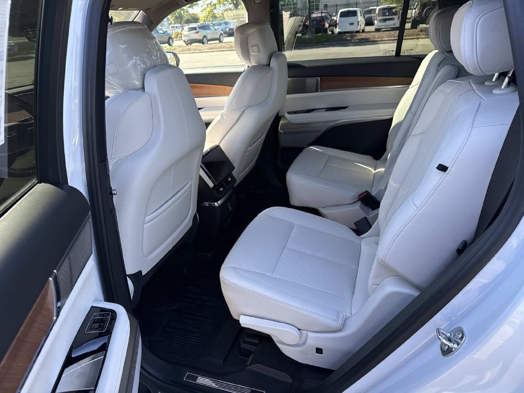 New 2027 Cadillac Vistiq Sport w/ LPO, Floor Liner Package AWD/4WD image 9