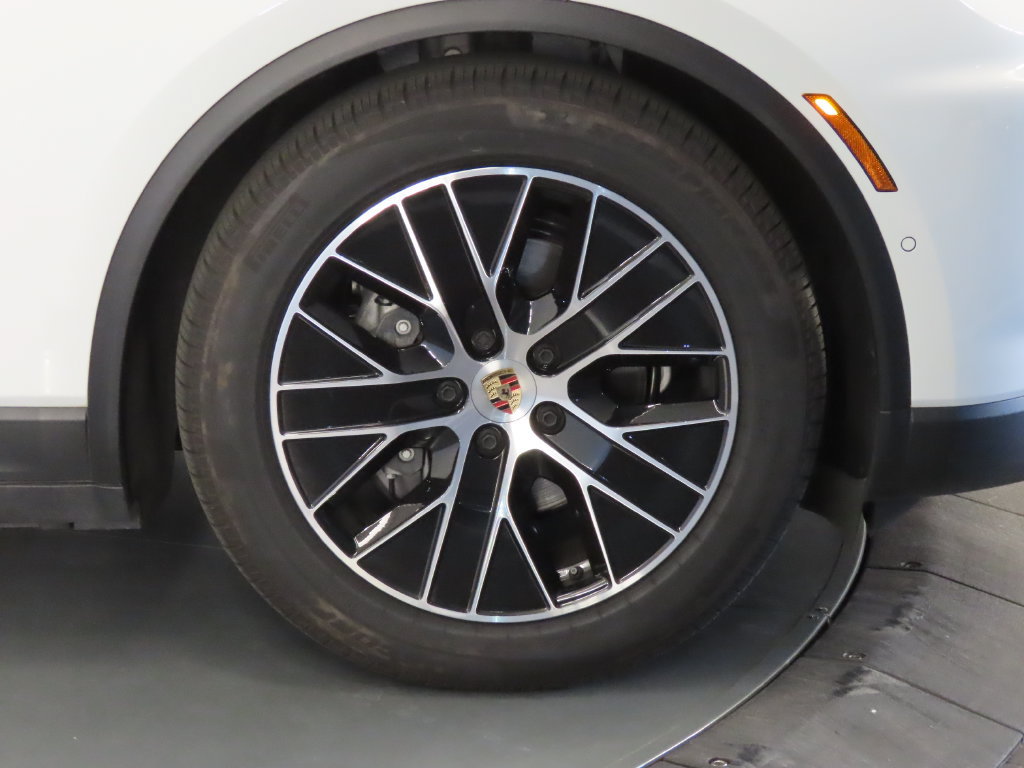 Certified 2025 Porsche Macan Electric w/ Premium Package RWD image 11