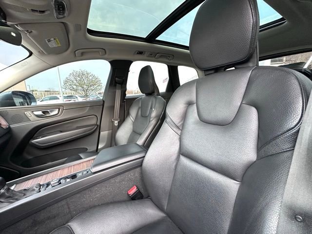 Used 2021 Volvo XC60 T5 Momentum w/ Premium Package AWD/4WD image 15