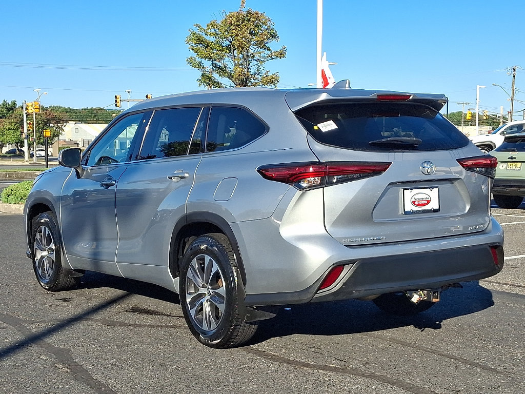 Certified 2022 Toyota Highlander XLE AWD/4WD image 4