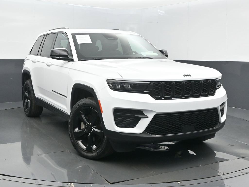 Used 2023 Jeep Grand Cherokee Altitude image 2