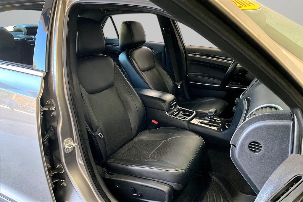 Used 2014 Chrysler 300 C w/ Beats Audio Group AWD/4WD image 27
