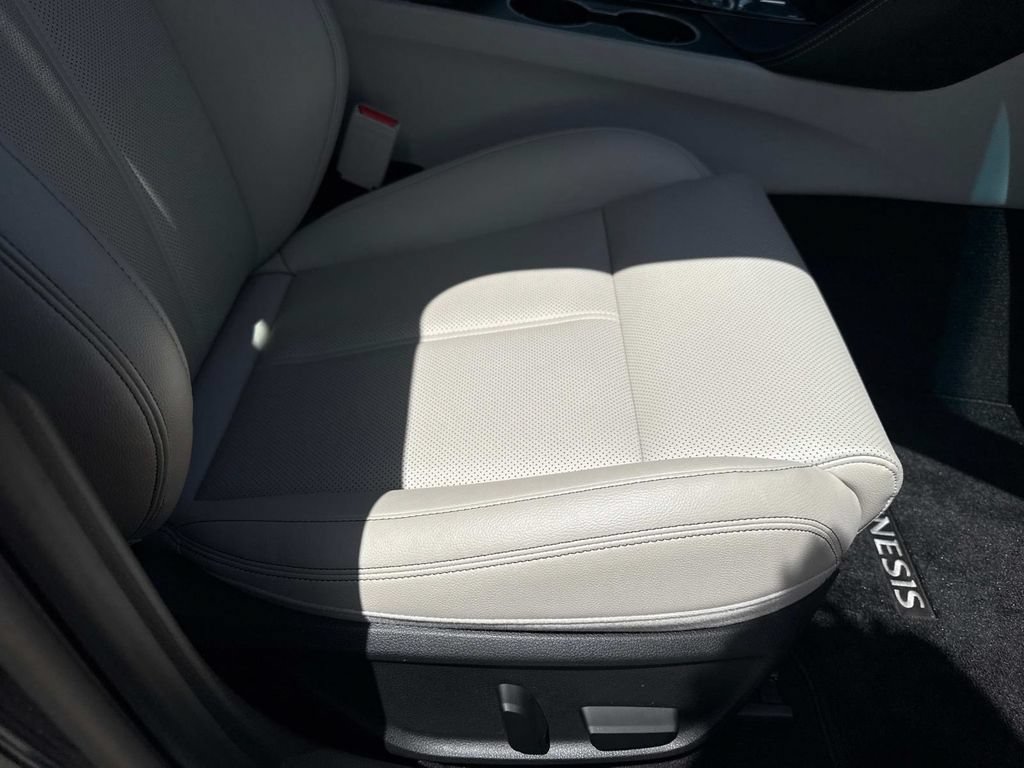 Used 2023 Genesis G70 2.0T RWD image 13