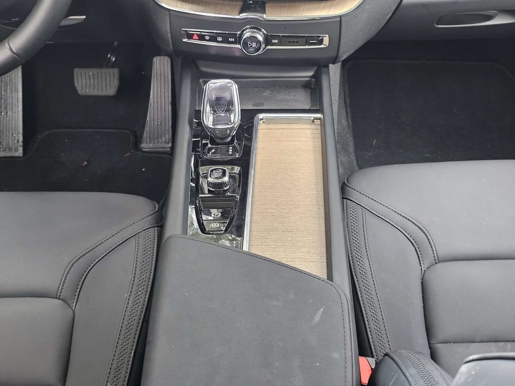 Certified 2026 Volvo XC60 B5 Plus AWD/4WD image 18