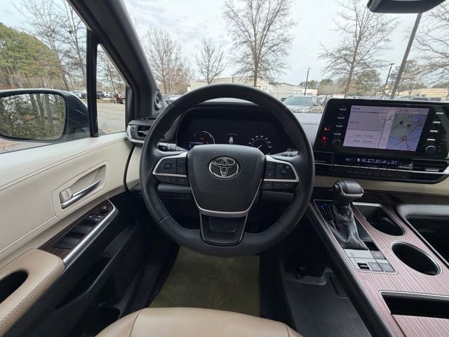 Used 2021 Toyota Sienna XLE image 7