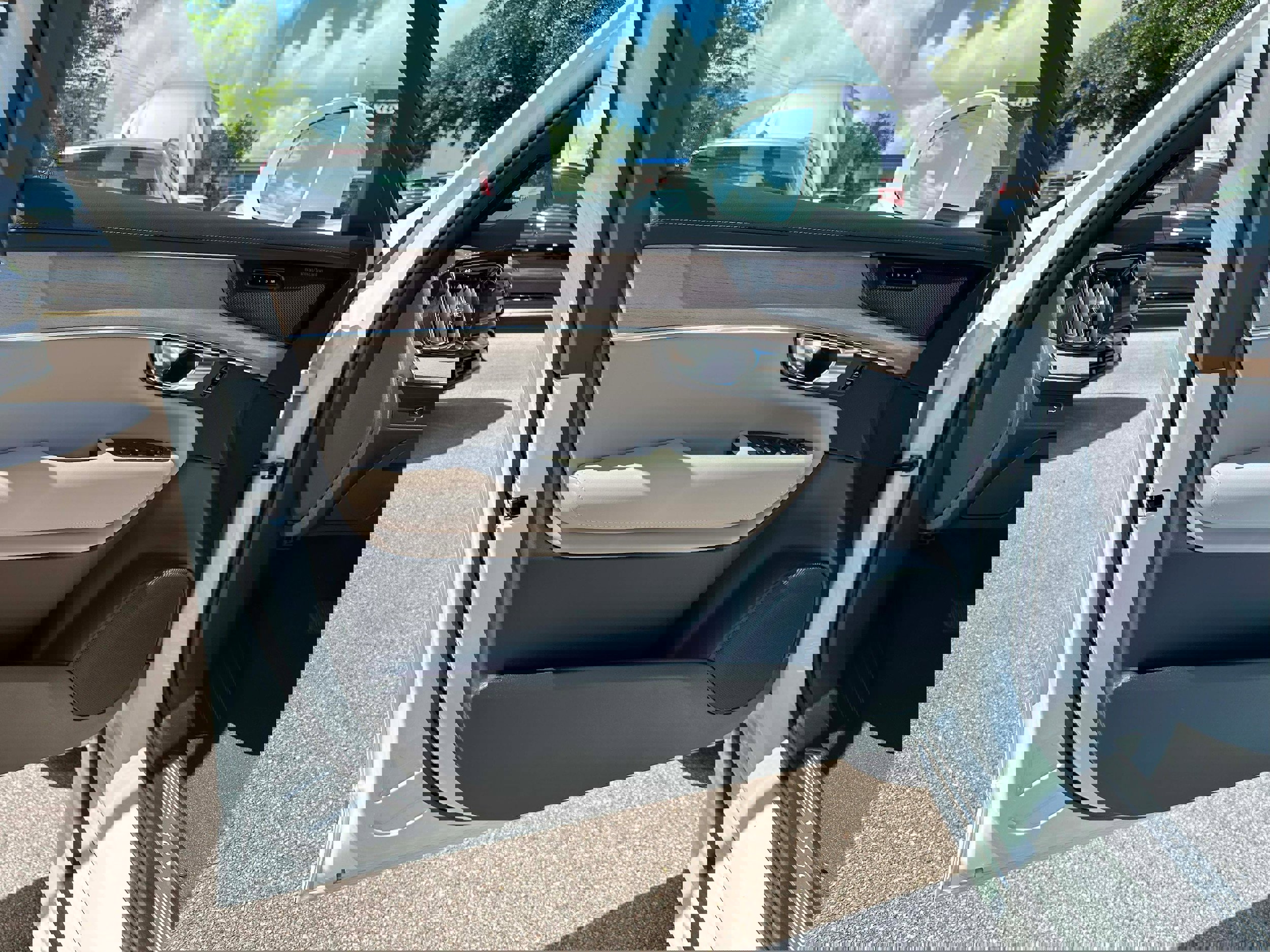 New 2026 Volvo XC90 B6 Plus w/ Protection Package Premier image 11