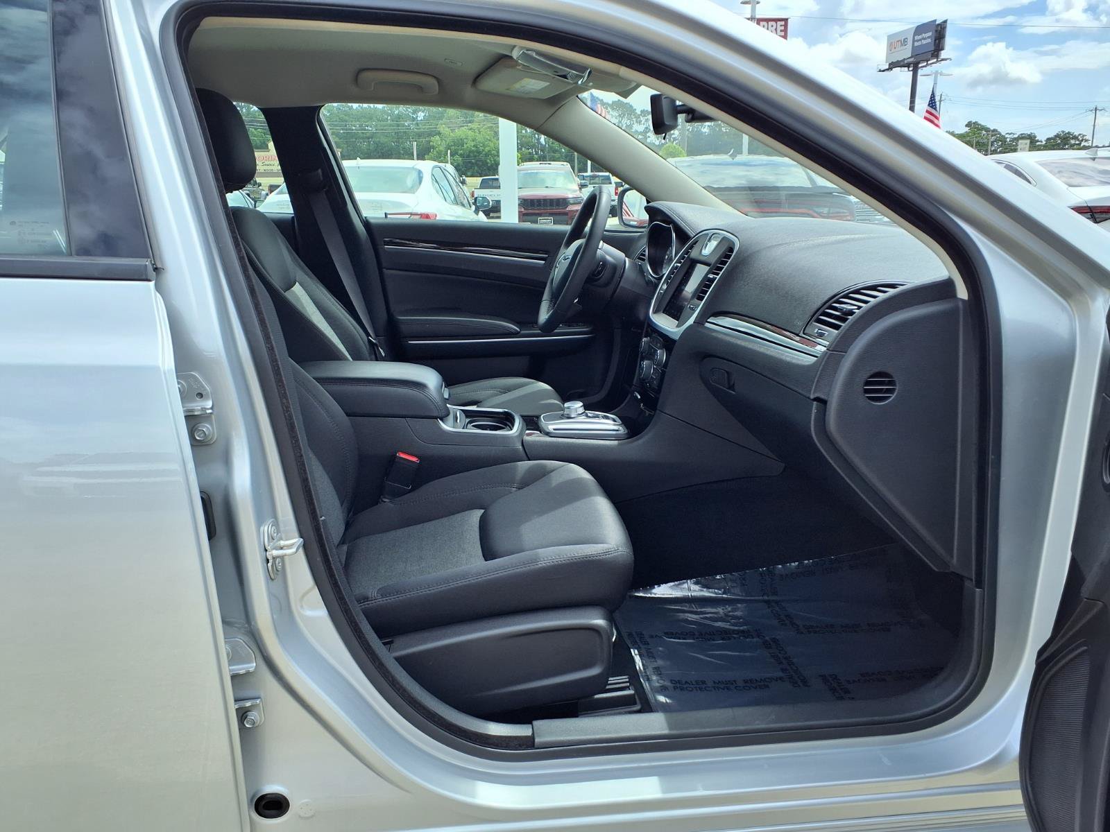Used 2023 Chrysler 300 Touring w/ Sport Appearance Package RWD image 7