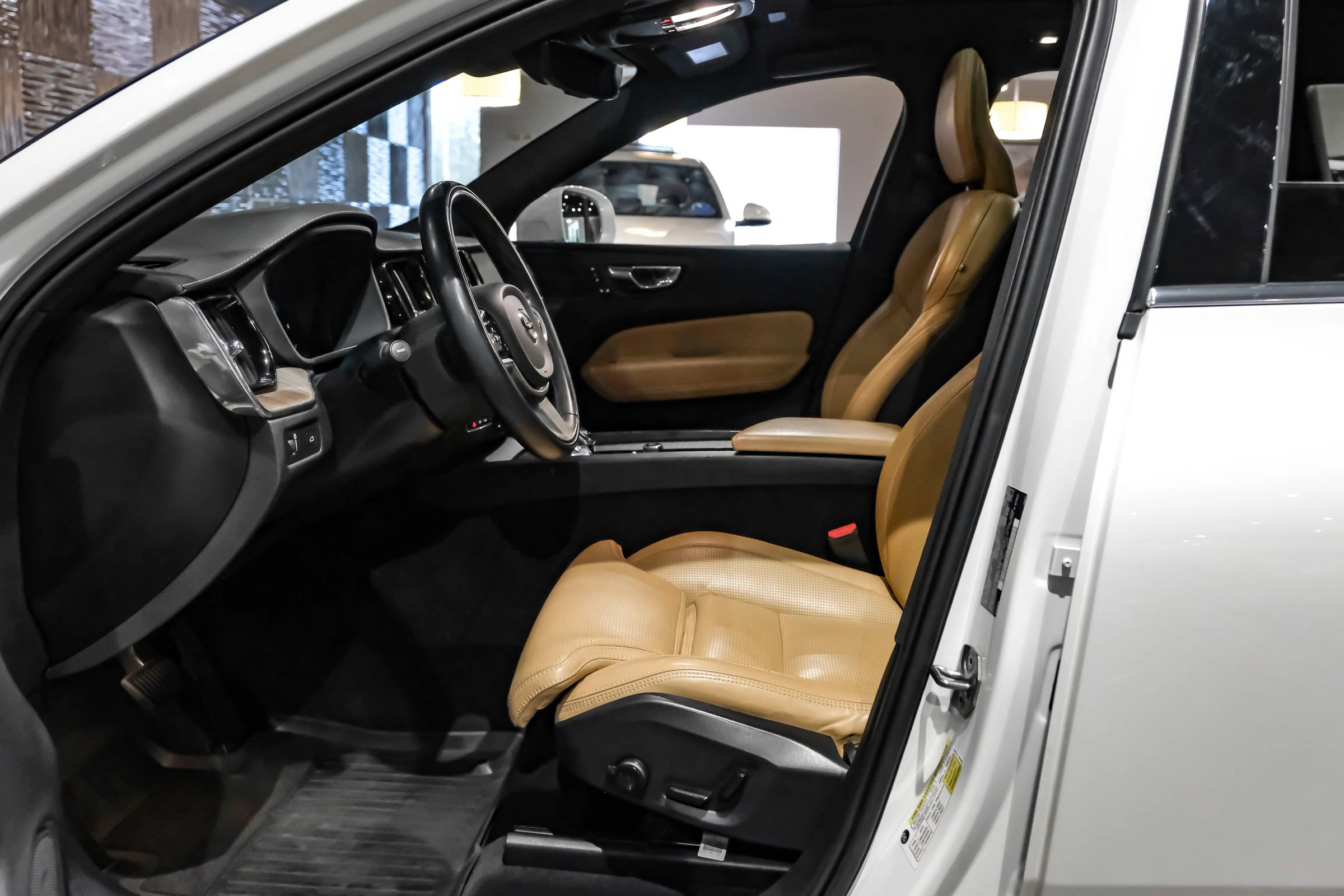 Used 2022 Volvo XC60 B5 Inscription w/ Advanced Package FWD image 4