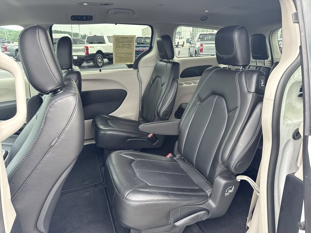 Used 2024 Chrysler Pacifica Touring-L AWD/4WD image 21