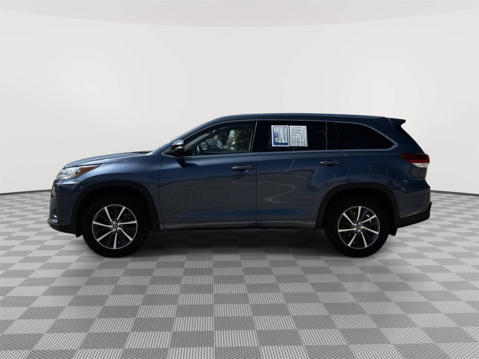 Used 2017 Toyota Highlander XLE w/ Carpet Mat Package AWD/4WD image 3