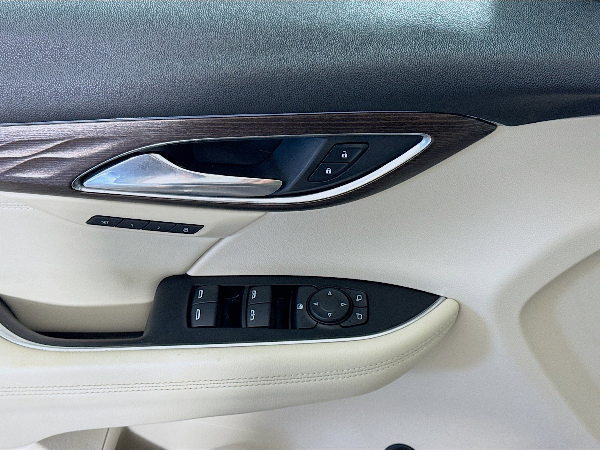 Used 2023 Buick Envision Avenir image 24