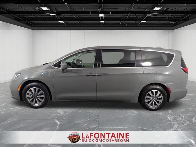 Used 2022 Chrysler Pacifica Touring-L w/ Uconnect Theater Family Group FWD image 2